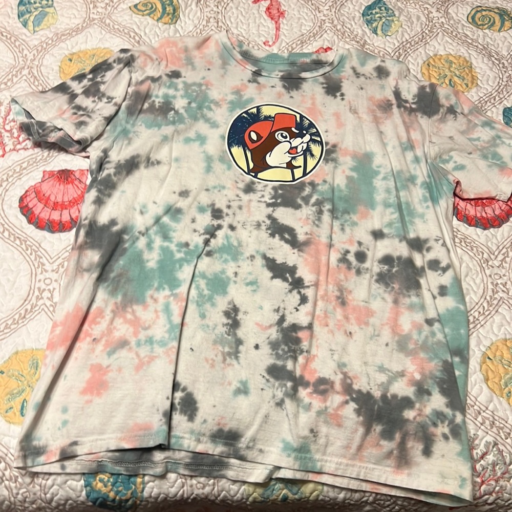 Bucees’s tshirt size large